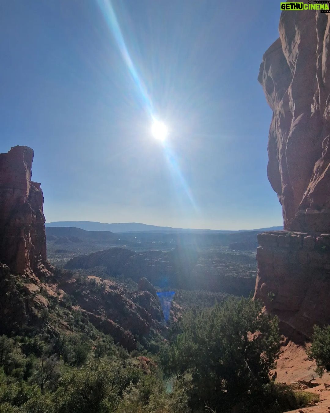 Maxi Iglesias Instagram - Estos días de Pascua aprendí lo que es el "Vortex" Those days in Sedona, I've been thinking and knowing more about energys, rocks,shooting stars and "animal" rocks.."bannaada" "serefe" and other good stuff surrounded by good people..👌🏽 This is a place that inspires, recharges, uplifts, soothes, restores and so much more..I've been said, that for many, the very act of being here provokes a spiritual awakening.. " No one leaves Sedona unchanged" and that it's true. 💚 Thanks Brandon for the plan 💥 Sedona, Arizona