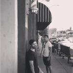 Maxi Iglesias Instagram - Entre la primera y la cuarta ha habido muchos cambios. Al mismo tiempo no tantos. Ya no nos cortamos el pelo en Melrose..(Nuestra Fuencarral en Madrid) Ahora lo hacemos a las afueras..(Algo importante a lo largo de los 30's/40 : la transición de un area a otra...) Ya no llevamos pantalones cortos casi todo el rato..Ni posamos serios para hacernos los "cool" ..Ahora la aventura es encontrar una portería. Que encaje. Que resista. El tiempo pasa y a la vez no. Ahora Matteo existe, y ese es el cambio más importante(Obvioooooo). Y cuanto más crece, que no lo hace lento precisamente, más me alegro de ser su padrino y de que sus padres, sean sus padres. Obvio también? No tanto.. @alejandraespinoza @anibalmarrero os quiero mucho, pero este ahijado que me habéis dado, os está quitando un poco bastante de protagonismo..♥️ Woodland Hills