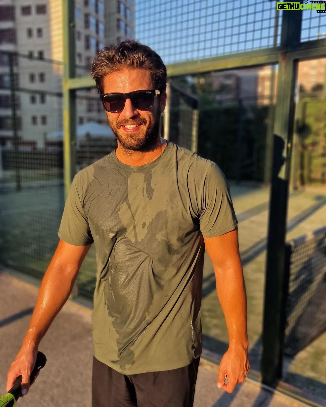 Maxi Iglesias Instagram - Cuando pierdes pero sales "alegremente digno" Girona Old Town