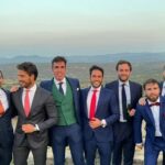 Maxi Iglesias Instagram - Siempre que me entero de los logros de otras personas, me dicen lo que han conseguido, o simplemente están emocionados por algo que viene, me alegro enormemente por ellos.De verdad. No de paripe o por bien queda. La envidia, la avaricia, la ambición, el hecho de querer pasar por encima del otro, el ver quién gana más, quién tiene más. Si este coche o el otro. Si una casa u otra, a las afueras , pisito en el centro más grande o más pequeño, si aún compartes o lo que sea, no tienen cabida para mi. No hay margen para eso. Es más, me aburre bastante la gente así ( lo siento ) Entiendo que es algo natural, que viene desde hace siglos , pero me aburre🤷🏽‍♂️ No entro en según que conversaciones, no trato de imponerme. Escucho más por cordialidad que por otra cosa, atiendes, pero sin más. Te hace más débil no querer alardear? Exhibir según que "triunfos"? Lo que facturas al mes, al año ? Valoro mucho esas conversaciones en las que puedes hablar sin tapujos de lo que quieres, sueñas, anhelas, sin ofender a nadie o que parezca que puedes querer quedar por encima por tu contento o entusiasmo. Sean los de siempre como en la boda de este finde pasado o más recientes. Gente honesta sin importar a lo que se dediquen. Y vosotr@s os rodeais de quien se alegra de vuestras cosas?