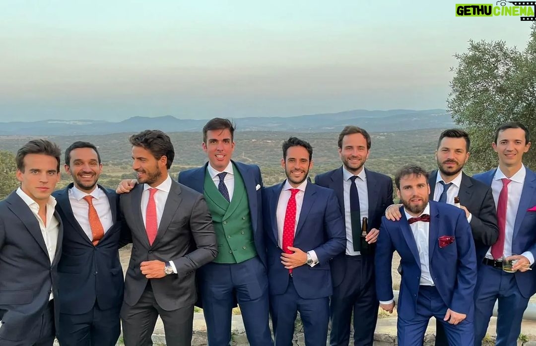 Maxi Iglesias Instagram - Siempre que me entero de los logros de otras personas, me dicen lo que han conseguido, o simplemente están emocionados por algo que viene, me alegro enormemente por ellos.De verdad. No de paripe o por bien queda. La envidia, la avaricia, la ambición, el hecho de querer pasar por encima del otro, el ver quién gana más, quién tiene más. Si este coche o el otro. Si una casa u otra, a las afueras , pisito en el centro más grande o más pequeño, si aún compartes o lo que sea, no tienen cabida para mi. No hay margen para eso. Es más, me aburre bastante la gente así ( lo siento ) Entiendo que es algo natural, que viene desde hace siglos , pero me aburre🤷🏽♂️ No entro en según que conversaciones, no trato de imponerme. Escucho más por cordialidad que por otra cosa, atiendes, pero sin más. Te hace más débil no querer alardear? Exhibir según que "triunfos"? Lo que facturas al mes, al año ? Valoro mucho esas conversaciones en las que puedes hablar sin tapujos de lo que quieres, sueñas, anhelas, sin ofender a nadie o que parezca que puedes querer quedar por encima por tu contento o entusiasmo. Sean los de siempre como en la boda de este finde pasado o más recientes. Gente honesta sin importar a lo que se dediquen. Y vosotr@s os rodeais de quien se alegra de vuestras cosas?
