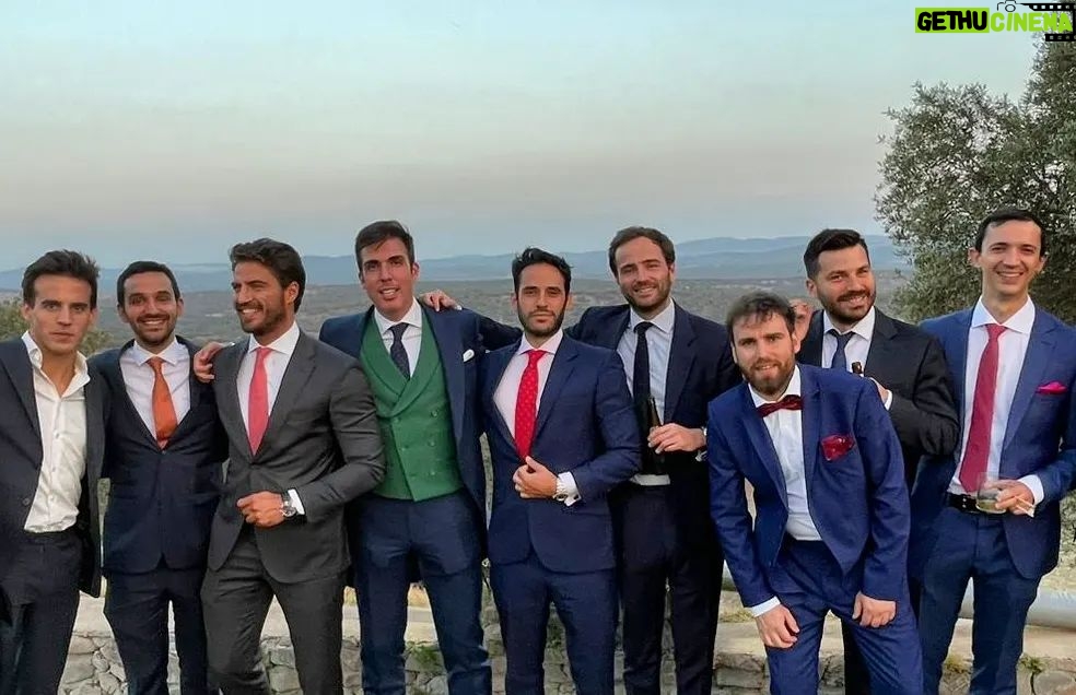 Maxi Iglesias Instagram - Siempre que me entero de los logros de otras personas, me dicen lo que han conseguido, o simplemente están emocionados por algo que viene, me alegro enormemente por ellos.De verdad. No de paripe o por bien queda. La envidia, la avaricia, la ambición, el hecho de querer pasar por encima del otro, el ver quién gana más, quién tiene más. Si este coche o el otro. Si una casa u otra, a las afueras , pisito en el centro más grande o más pequeño, si aún compartes o lo que sea, no tienen cabida para mi. No hay margen para eso. Es más, me aburre bastante la gente así ( lo siento ) Entiendo que es algo natural, que viene desde hace siglos , pero me aburre🤷🏽♂️ No entro en según que conversaciones, no trato de imponerme. Escucho más por cordialidad que por otra cosa, atiendes, pero sin más. Te hace más débil no querer alardear? Exhibir según que "triunfos"? Lo que facturas al mes, al año ? Valoro mucho esas conversaciones en las que puedes hablar sin tapujos de lo que quieres, sueñas, anhelas, sin ofender a nadie o que parezca que puedes querer quedar por encima por tu contento o entusiasmo. Sean los de siempre como en la boda de este finde pasado o más recientes. Gente honesta sin importar a lo que se dediquen. Y vosotr@s os rodeais de quien se alegra de vuestras cosas?