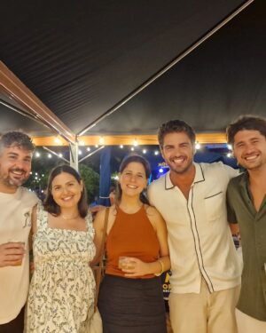 Maxi Iglesias Instagram - De esos findes para recordar.. 
Costa Brava y su esencia
Mis dos mejores amigas del cole (bueno 2,5🤰)
Atardeceres de colores en el viento
El grupo que he unido ("Team temitas")
Comer, desde la boda en Galicia..qué deleite!