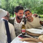 Maxi Iglesias Instagram - Una boda bonita. Especial. Llena de sentimiento. De verdad. De las ausencias que se notan, reforzadas por el relevo de los que están. De agradecimiento. De complicidad. De ese amor incondicional. Respeto y trabajo en equipo. Equipo de Navy Seals como diría el novio. De las que podrías estar hablando horas con cada invitado/a. En las que la barra libre está, pero no es necesaria para rellenar . Lucia y Sergio, a viajar! ♥️ Alfoz