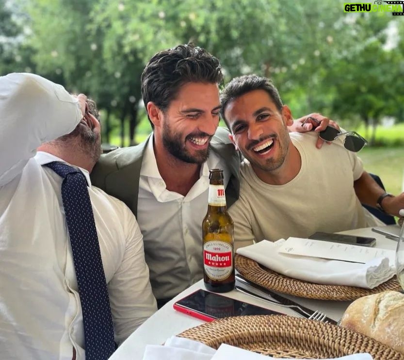 Maxi Iglesias Instagram - Una boda bonita. Especial. Llena de sentimiento. De verdad. De las ausencias que se notan, reforzadas por el relevo de los que están. De agradecimiento. De complicidad. De ese amor incondicional. Respeto y trabajo en equipo. Equipo de Navy Seals como diría el novio. De las que podrías estar hablando horas con cada invitado/a. En las que la barra libre está, pero no es necesaria para rellenar . Lucia y Sergio, a viajar! ♥️ Alfoz
