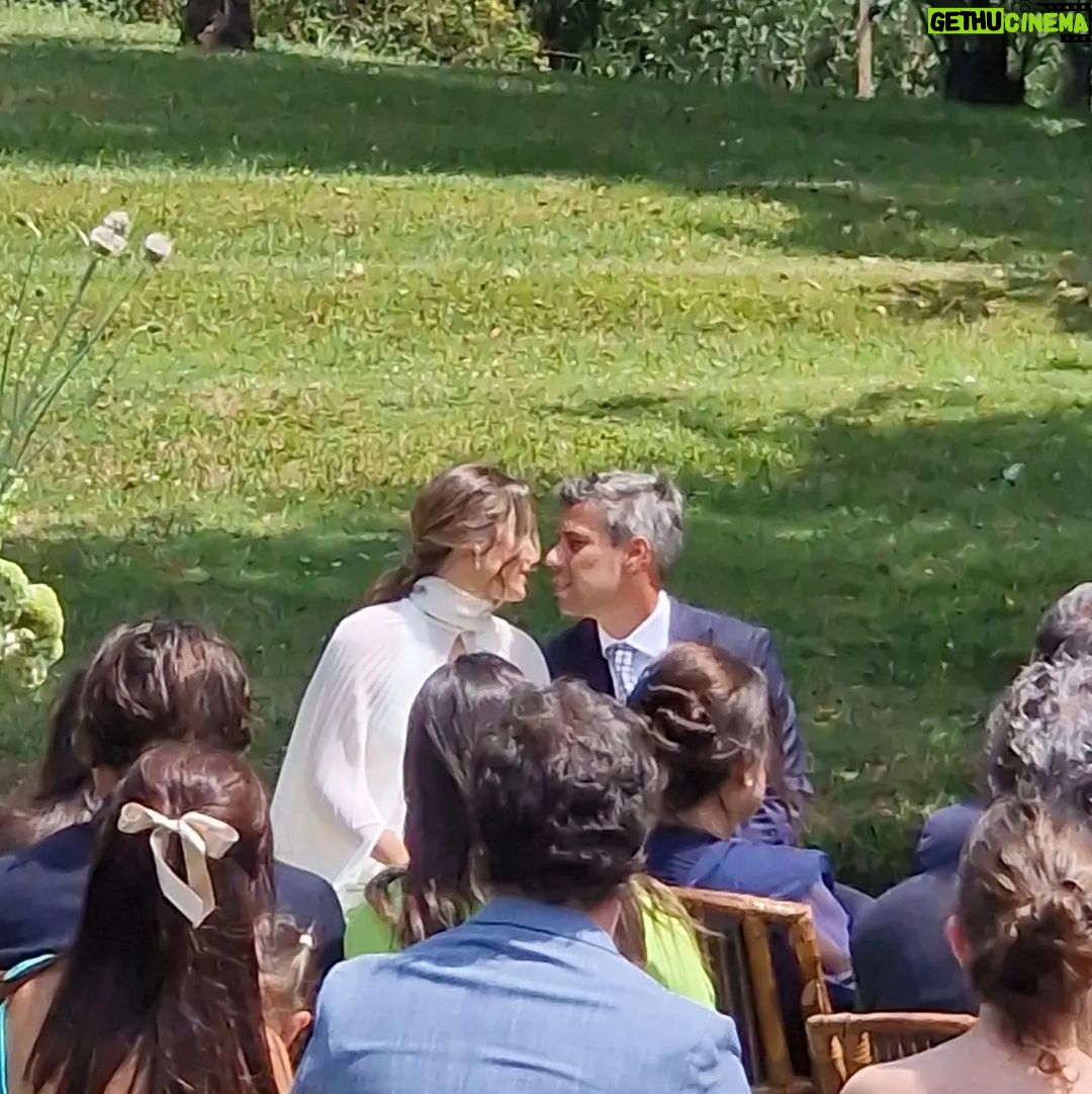 Maxi Iglesias Instagram - Una boda bonita. Especial. Llena de sentimiento. De verdad. De las ausencias que se notan, reforzadas por el relevo de los que están. De agradecimiento. De complicidad. De ese amor incondicional. Respeto y trabajo en equipo. Equipo de Navy Seals como diría el novio. De las que podrías estar hablando horas con cada invitado/a. En las que la barra libre está, pero no es necesaria para rellenar . Lucia y Sergio, a viajar! ♥️ Alfoz
