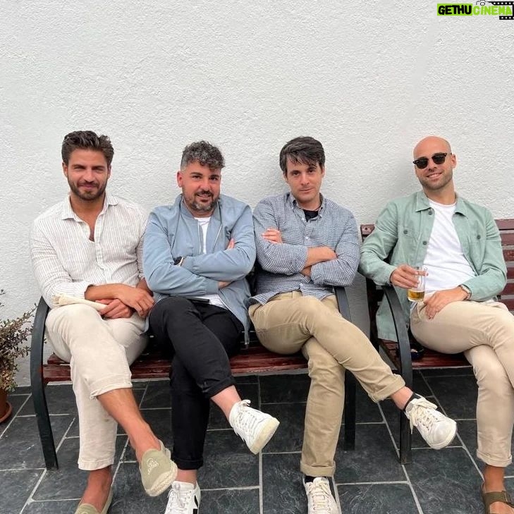 Maxi Iglesias Instagram - Una boda bonita. Especial. Llena de sentimiento. De verdad. De las ausencias que se notan, reforzadas por el relevo de los que están. De agradecimiento. De complicidad. De ese amor incondicional. Respeto y trabajo en equipo. Equipo de Navy Seals como diría el novio. De las que podrías estar hablando horas con cada invitado/a. En las que la barra libre está, pero no es necesaria para rellenar . Lucia y Sergio, a viajar! ♥️ Alfoz