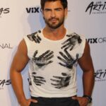 Maxi Iglesias Instagram - Cuando lo pides.. Cuando te llega. 😜 Anoche en la Premiere de #losartistasvix #serielosartistas🎬 por @vix Yago casi siempre va en traje, así que como la cosa va de primeros trazos..decidí darle unas pinceladas, mejor dicho unas "manos"..💥😛 Ciudad de Mexico CDMX