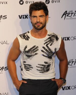 Maxi Iglesias Instagram - Cuando lo pides.. Cuando te llega. 😜

Anoche en la Premiere de #losartistasvix 
#serielosartistas🎬 por @vix

Yago casi siempre va en traje, así que como la cosa va de primeros trazos..decidí darle unas pinceladas, mejor dicho unas "manos"..💥😛