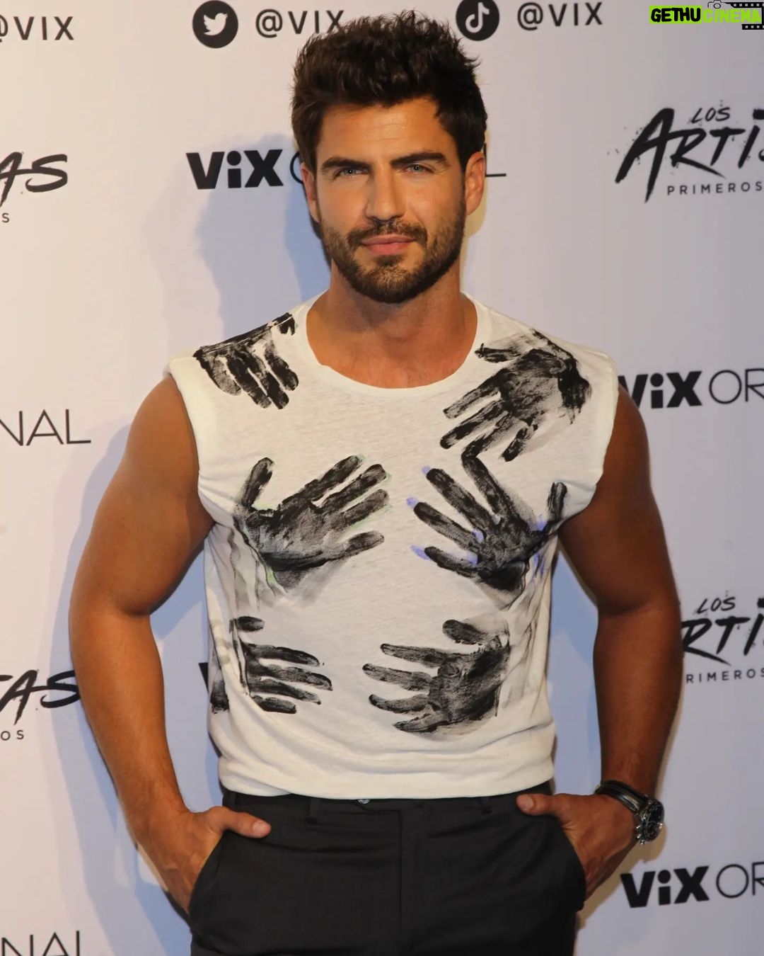 Maxi Iglesias - 142.9K Likes - Cuando lo pides.. Cuando te llega. 😜
Anoche en la Premiere de #losartistasvix
#serielosartistas🎬 por @vix
Yago casi siempre va en traje, así que como la cosa va de primeros trazos..decidí darle unas pinceladas, mejor dicho unas "manos"..💥😛