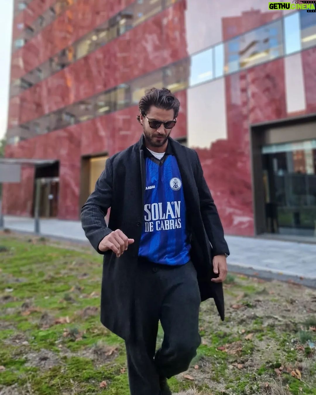 Maxi Iglesias Instagram - He "fichado" con @solandecabras , nueva agua oficial de @laliga que han creado esta camiseta junto a @laagam______ Refleja la sinergia " fashion-meets-football" y ya con ella puesta, a la calle! #ad