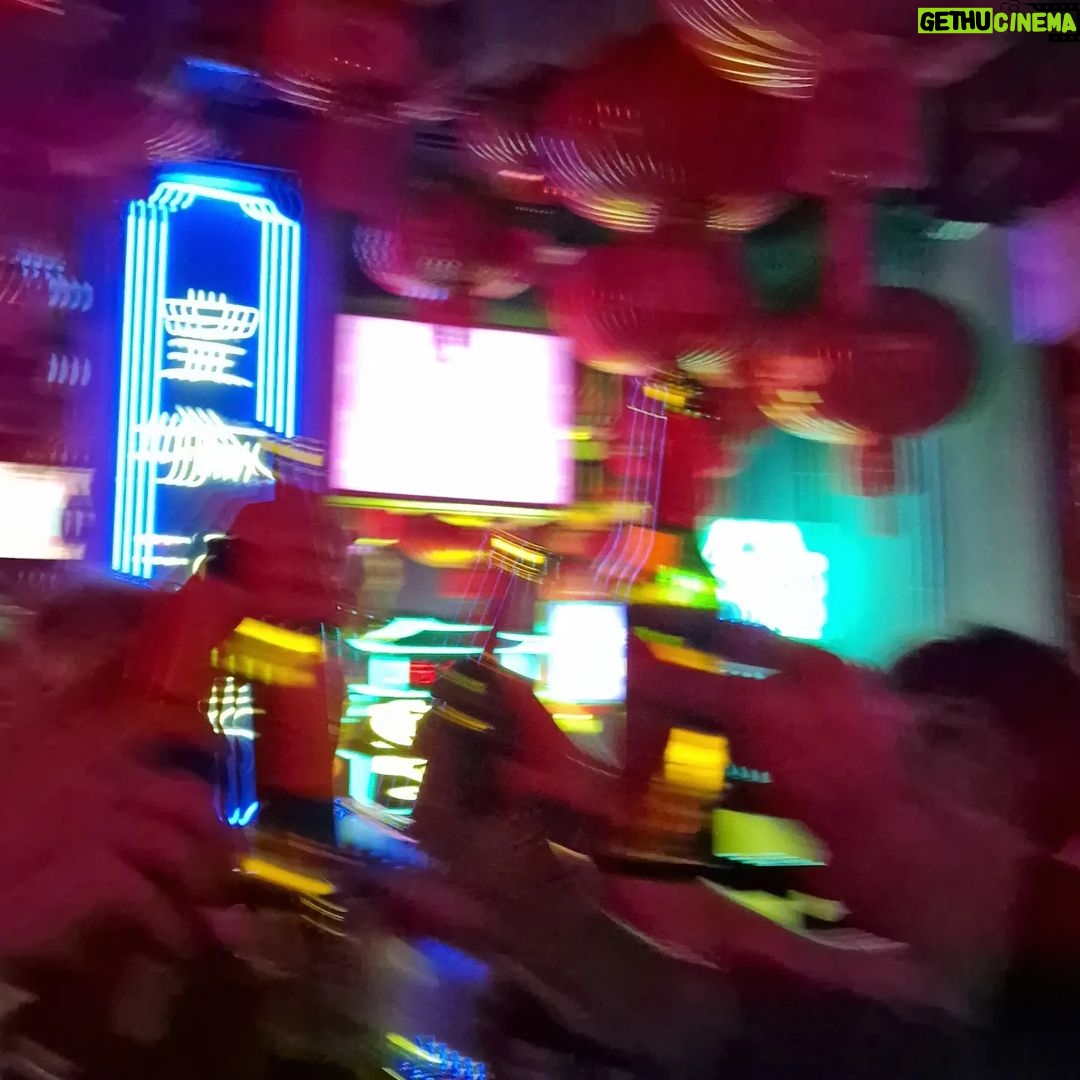 Maxi Iglesias - 204.6K Likes - Aquella noche quedamos a cenar
Habíamos terminado de grabar la temporada..
Una despedida?
Ya nos íbamos y pasamos por el Lucky
Nos miramos todos a la vez
Grabamos allí en la T1 y nos traía Buenos recuerdos..
Un brindis?
♥️