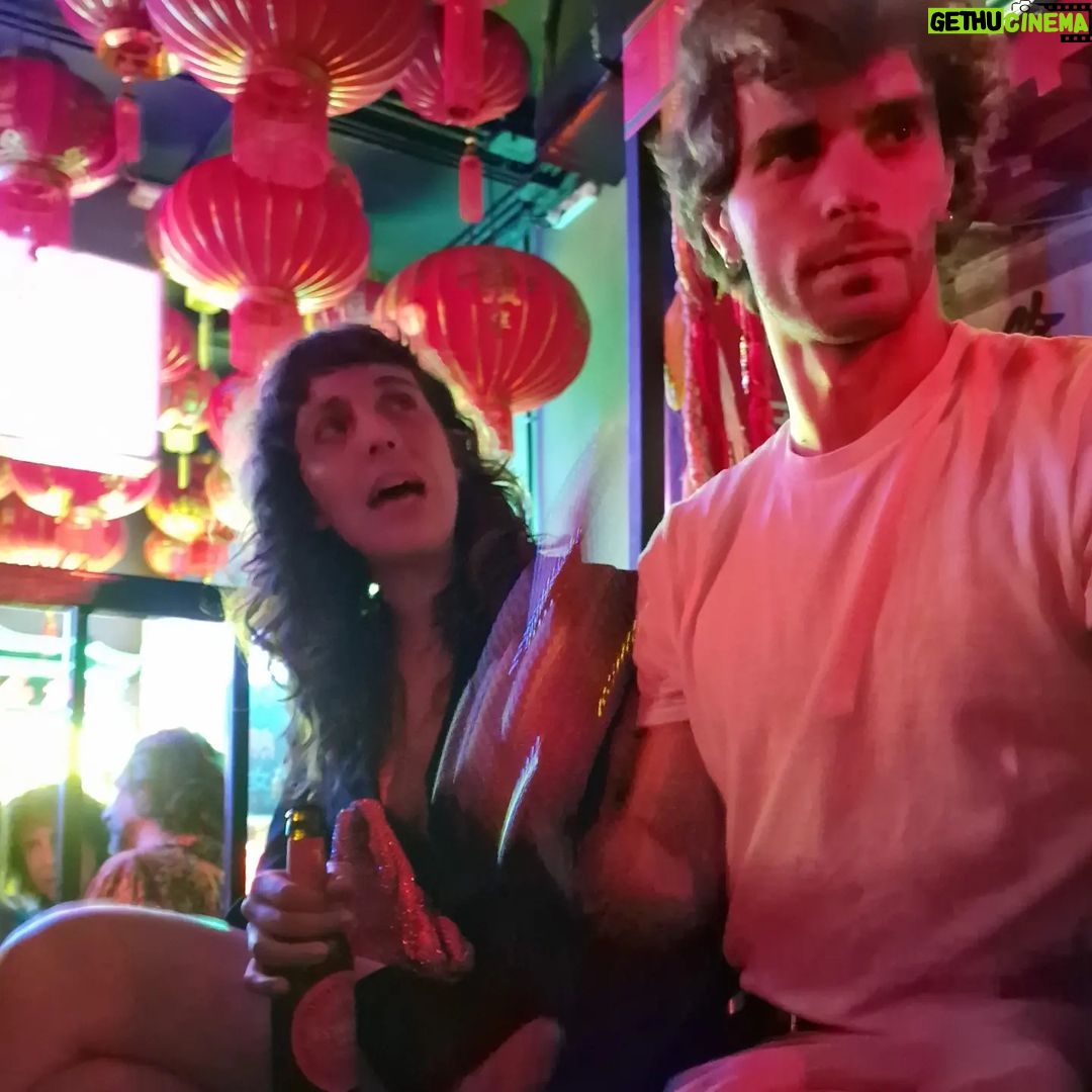 Maxi Iglesias - 204.6K Likes - Aquella noche quedamos a cenar
Habíamos terminado de grabar la temporada..
Una despedida?
Ya nos íbamos y pasamos por el Lucky
Nos miramos todos a la vez
Grabamos allí en la T1 y nos traía Buenos recuerdos..
Un brindis?
♥️