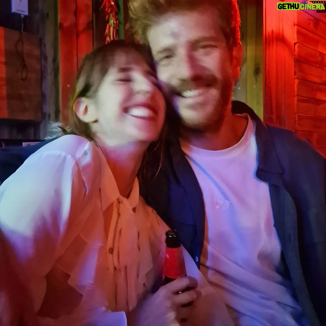 Maxi Iglesias - 204.6K Likes - Aquella noche quedamos a cenar
Habíamos terminado de grabar la temporada..
Una despedida?
Ya nos íbamos y pasamos por el Lucky
Nos miramos todos a la vez
Grabamos allí en la T1 y nos traía Buenos recuerdos..
Un brindis?
♥️