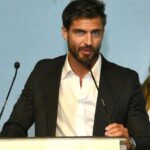 Maxi Iglesias Instagram - Anoche fue un placer entregar el premio @elle_spain de Conciencia Eco a @elsapataky En mi opinión, estos premios no tendrían que celebrarse, o al menos no como algo excepcional, estos premios deberían darse cada mes, o cada semana incluso.. Y no como "premio" sino como un deber, con nosotros mismos y para el mundo. Me pareció que cada una de las personas premiadas tuvo un discurso realmente interesante. De esos que te apetece charlar con ellos (o sencillamente escucharles ) durante horas. La difusión necesaria, las buenas noticias también, porque hay mucha gente que se lo está currando 💪🏽 Compromiso con nuestro planeta y sus recursos en cada uno de sus ámbitos . Diferentes escalas o movimientos. Desde lo local, a lo global. Vaya repartazo de gente con ideas, proactivodad e iniciativas para sumar ( por no decir, seguir restando ) a esta nuestra tirrra 💚 y océanos 💙 Es fácil decirlo. Sí. La clave está en (aiqnue sea y cada uno como pueda ) los gestos, desde los más pequeños hasta en la medida de las opciones , los grandes. Gracias y a seguir haciendo ECO ruido. Conciencia sostenible. Mentalidad responsable con las "R" Reutilizar Reciclar Renovables.. Y de nuevo, que sirvan estos eventos y saraos para remover lo que podemos hacer cada uno a nuestra manera y posibilidades 👣🌎 Planeta Tierra