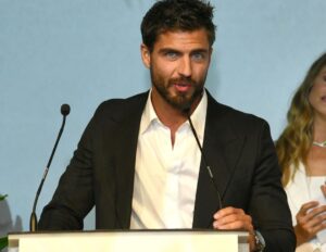 Maxi Iglesias Instagram - Anoche fue un placer entregar el premio @elle_spain de Conciencia Eco a @elsapataky 

En mi opinión, estos premios no tendrían que celebrarse, o al menos no como algo excepcional, estos premios deberían darse cada mes, o cada semana incluso.. Y  no como "premio" sino como un deber, con nosotros mismos y para el mundo.

Me pareció que cada una de las personas premiadas tuvo un discurso realmente interesante. De esos que te apetece charlar con ellos (o sencillamente escucharles ) durante horas. La difusión necesaria, las buenas noticias también, porque hay mucha  gente que se lo está currando 💪🏽 

Compromiso con nuestro planeta y sus recursos en cada uno de sus ámbitos . Diferentes escalas o movimientos. 
Desde lo local, a lo global.
Vaya repartazo de gente con ideas, proactivodad e iniciativas para sumar ( por no decir, seguir restando ) a esta nuestra tirrra 💚 y océanos 💙

Es fácil decirlo. Sí. La clave está en (aiqnue sea y cada uno como pueda ) los gestos, desde los más pequeños hasta en la medida de las opciones , los grandes.

Gracias y a seguir haciendo ECO ruido. Conciencia sostenible. Mentalidad responsable con las "R"
Reutilizar
Reciclar 
Renovables.. 
Y de nuevo, que sirvan estos eventos y saraos para remover lo que podemos hacer cada uno a nuestra manera y posibilidades

👣🌎