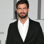 Maxi Iglesias Instagram - Anoche fue un placer entregar el premio @elle_spain de Conciencia Eco a @elsapataky En mi opinión, estos premios no tendrían que celebrarse, o al menos no como algo excepcional, estos premios deberían darse cada mes, o cada semana incluso.. Y no como "premio" sino como un deber, con nosotros mismos y para el mundo. Me pareció que cada una de las personas premiadas tuvo un discurso realmente interesante. De esos que te apetece charlar con ellos (o sencillamente escucharles ) durante horas. La difusión necesaria, las buenas noticias también, porque hay mucha gente que se lo está currando 💪🏽 Compromiso con nuestro planeta y sus recursos en cada uno de sus ámbitos . Diferentes escalas o movimientos. Desde lo local, a lo global. Vaya repartazo de gente con ideas, proactivodad e iniciativas para sumar ( por no decir, seguir restando ) a esta nuestra tirrra 💚 y océanos 💙 Es fácil decirlo. Sí. La clave está en (aiqnue sea y cada uno como pueda ) los gestos, desde los más pequeños hasta en la medida de las opciones , los grandes. Gracias y a seguir haciendo ECO ruido. Conciencia sostenible. Mentalidad responsable con las "R" Reutilizar Reciclar Renovables.. Y de nuevo, que sirvan estos eventos y saraos para remover lo que podemos hacer cada uno a nuestra manera y posibilidades 👣🌎 Planeta Tierra