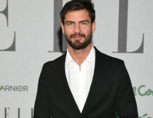 Maxi Iglesias Instagram - Anoche fue un placer entregar el premio @elle_spain de Conciencia Eco a @elsapataky 

En mi opinión, estos premios no tendrían que celebrarse, o al menos no como algo excepcional, estos premios deberían darse cada mes, o cada semana incluso.. Y  no como "premio" sino como un deber, con nosotros mismos y para el mundo.

Me pareció que cada una de las personas premiadas tuvo un discurso realmente interesante. De esos que te apetece charlar con ellos (o sencillamente escucharles ) durante horas. La difusión necesaria, las buenas noticias también, porque hay mucha  gente que se lo está currando 💪🏽 

Compromiso con nuestro planeta y sus recursos en cada uno de sus ámbitos . Diferentes escalas o movimientos. 
Desde lo local, a lo global.
Vaya repartazo de gente con ideas, proactivodad e iniciativas para sumar ( por no decir, seguir restando ) a esta nuestra tirrra 💚 y océanos 💙

Es fácil decirlo. Sí. La clave está en (aiqnue sea y cada uno como pueda ) los gestos, desde los más pequeños hasta en la medida de las opciones , los grandes.

Gracias y a seguir haciendo ECO ruido. Conciencia sostenible. Mentalidad responsable con las "R"
Reutilizar
Reciclar 
Renovables.. 
Y de nuevo, que sirvan estos eventos y saraos para remover lo que podemos hacer cada uno a nuestra manera y posibilidades

👣🌎