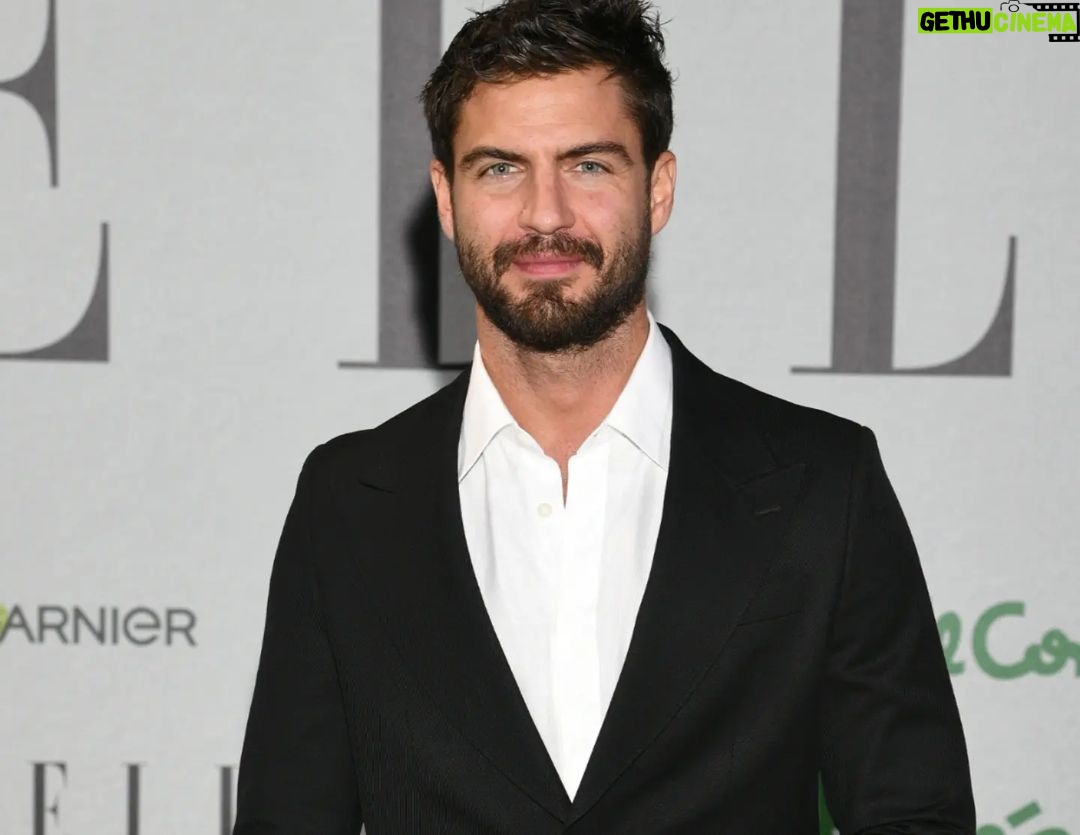 Maxi Iglesias - 148.5K Likes - Anoche fue un placer entregar el premio @elle_spain de Conciencia Eco a @elsapataky
En mi opinión, estos premios no tendrían que celebrarse, o al menos no como algo excepcional, estos premios deberían darse cada mes, o cada semana incluso.. Y no como "premio" sino como un deber, con nosotros mismos y para el mundo.
Me pareció que cada una de las personas premiadas tuvo un discurso realmente interesante. De esos que te apetece charlar con ellos (o sencillamente escucharles ) durante horas. La difusión necesaria, las buenas noticias también, porque hay mucha gente que se lo está currando 💪🏽
Compromiso con nuestro planeta y sus recursos en cada uno de sus ámbitos . Diferentes escalas o movimientos.
Desde lo local, a lo global.
Vaya repartazo de gente con ideas, proactivodad e iniciativas para sumar ( por no decir, seguir restando ) a esta nuestra tirrra 💚 y océanos 💙
Es fácil decirlo. Sí. La clave está en (aiqnue sea y cada uno como pueda ) los gestos, desde los más pequeños hasta en la medida de las opciones , los grandes.
Gracias y a seguir haciendo ECO ruido. Conciencia sostenible. Mentalidad responsable con las "R"
Reutilizar
Reciclar
Renovables..
Y de nuevo, que sirvan estos eventos y saraos para remover lo que podemos hacer cada uno a nuestra manera y posibilidades
👣🌎