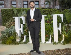 Maxi Iglesias Instagram - Anoche fue un placer entregar el premio @elle_spain de Conciencia Eco a @elsapataky 

En mi opinión, estos premios no tendrían que celebrarse, o al menos no como algo excepcional, estos premios deberían darse cada mes, o cada semana incluso.. Y  no como "premio" sino como un deber, con nosotros mismos y para el mundo.

Me pareció que cada una de las personas premiadas tuvo un discurso realmente interesante. De esos que te apetece charlar con ellos (o sencillamente escucharles ) durante horas. La difusión necesaria, las buenas noticias también, porque hay mucha  gente que se lo está currando 💪🏽 

Compromiso con nuestro planeta y sus recursos en cada uno de sus ámbitos . Diferentes escalas o movimientos. 
Desde lo local, a lo global.
Vaya repartazo de gente con ideas, proactivodad e iniciativas para sumar ( por no decir, seguir restando ) a esta nuestra tirrra 💚 y océanos 💙

Es fácil decirlo. Sí. La clave está en (aiqnue sea y cada uno como pueda ) los gestos, desde los más pequeños hasta en la medida de las opciones , los grandes.

Gracias y a seguir haciendo ECO ruido. Conciencia sostenible. Mentalidad responsable con las "R"
Reutilizar
Reciclar 
Renovables.. 
Y de nuevo, que sirvan estos eventos y saraos para remover lo que podemos hacer cada uno a nuestra manera y posibilidades

👣🌎