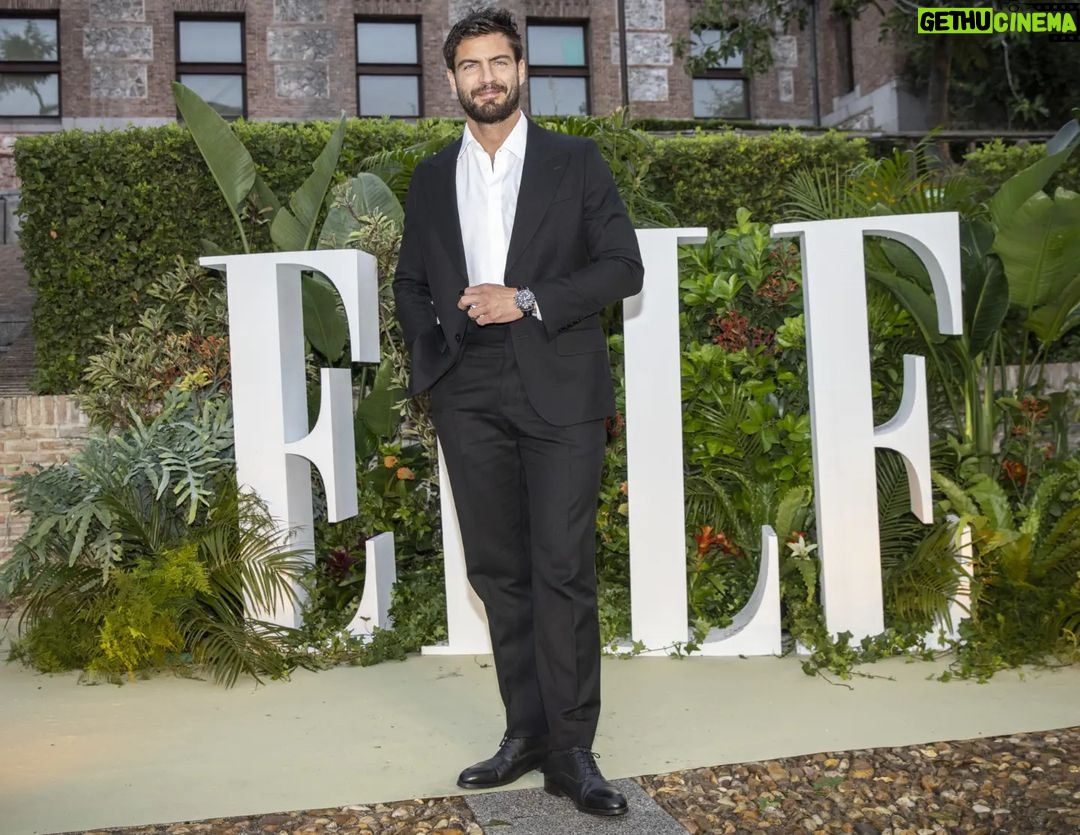 Maxi Iglesias - 148.5K Likes - Anoche fue un placer entregar el premio @elle_spain de Conciencia Eco a @elsapataky
En mi opinión, estos premios no tendrían que celebrarse, o al menos no como algo excepcional, estos premios deberían darse cada mes, o cada semana incluso.. Y no como "premio" sino como un deber, con nosotros mismos y para el mundo.
Me pareció que cada una de las personas premiadas tuvo un discurso realmente interesante. De esos que te apetece charlar con ellos (o sencillamente escucharles ) durante horas. La difusión necesaria, las buenas noticias también, porque hay mucha gente que se lo está currando 💪🏽
Compromiso con nuestro planeta y sus recursos en cada uno de sus ámbitos . Diferentes escalas o movimientos.
Desde lo local, a lo global.
Vaya repartazo de gente con ideas, proactivodad e iniciativas para sumar ( por no decir, seguir restando ) a esta nuestra tirrra 💚 y océanos 💙
Es fácil decirlo. Sí. La clave está en (aiqnue sea y cada uno como pueda ) los gestos, desde los más pequeños hasta en la medida de las opciones , los grandes.
Gracias y a seguir haciendo ECO ruido. Conciencia sostenible. Mentalidad responsable con las "R"
Reutilizar
Reciclar
Renovables..
Y de nuevo, que sirvan estos eventos y saraos para remover lo que podemos hacer cada uno a nuestra manera y posibilidades
👣🌎