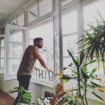 Maxi Iglesias Instagram - Tardes en casa de Pat.. Luz bonita. Caliu. Cozzy. A gustico' Una buena charla. Café. Preguntas. Acordes de guitarra Barcelona