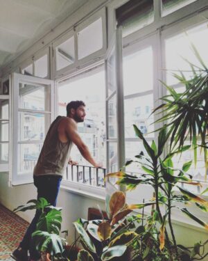 Maxi Iglesias Instagram - Tardes en casa de Pat..
Luz bonita. Caliu. Cozzy. A gustico'

Una buena charla. Café. Preguntas. Acordes de guitarra