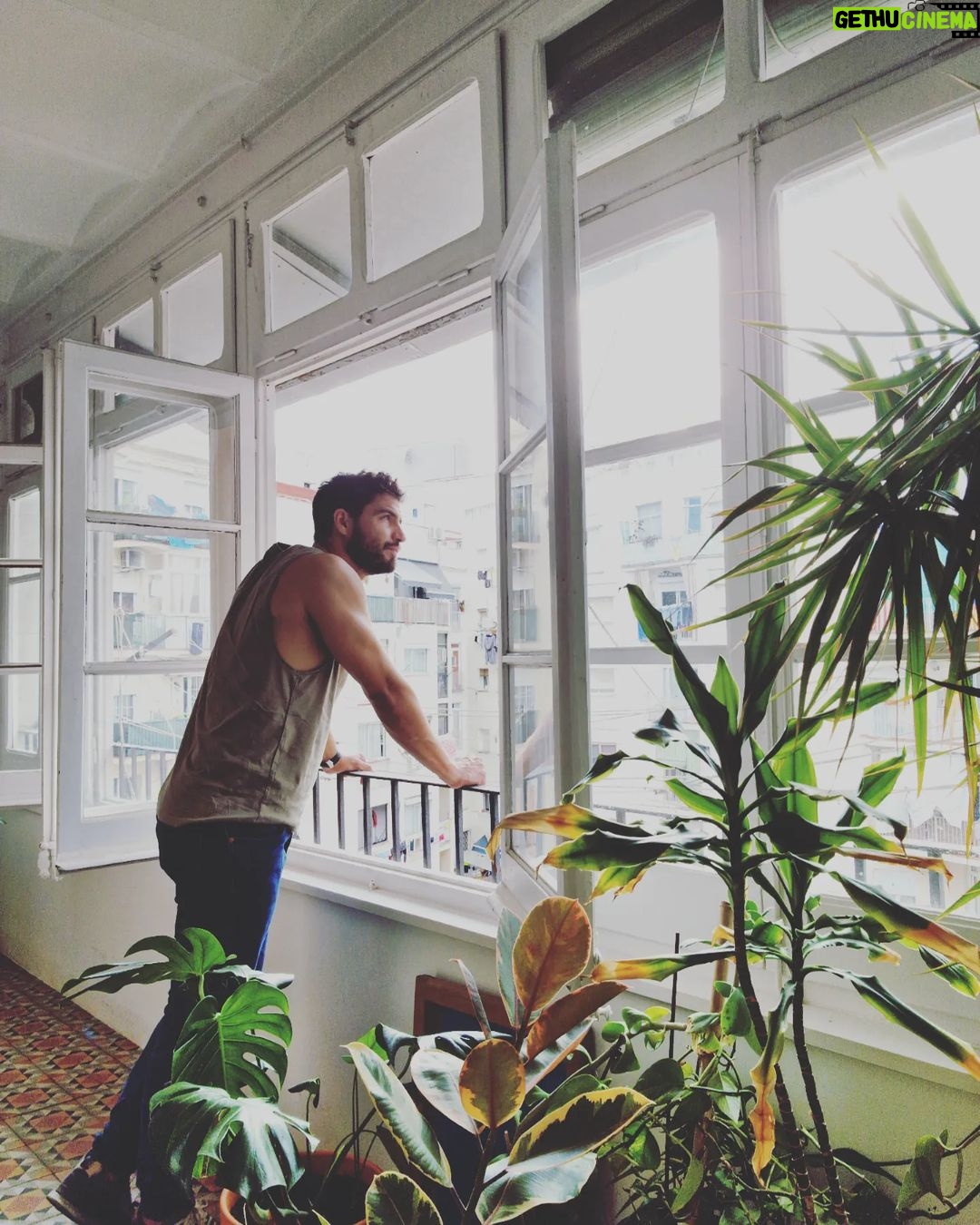 Maxi Iglesias - 81.7K Likes - Tardes en casa de Pat..
Luz bonita. Caliu. Cozzy. A gustico'
Una buena charla. Café. Preguntas. Acordes de guitarra