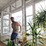 Maxi Iglesias Instagram - Tardes en casa de Pat.. Luz bonita. Caliu. Cozzy. A gustico' Una buena charla. Café. Preguntas. Acordes de guitarra Barcelona