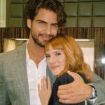 Maxi Iglesias Instagram - Ya disponible en vuestras camas.. Digo, en vuestras pantallas.. Valeria 3a temporada en @netflix Hay mucho Víctor ahí fuera..más guapos, menos guapos, más seguros o menos...con o sin traje y alrededor de los 30.. Este, el de @betacoqueta es arquitecto. Una versión muy concreta, que tratando de generalizar y al mismo tiempo no, por acotación de la constructora, delineada en guion con propósitos de vivienda pública, funcional e inaccesible..que no por eso tiene que encajar para la mayoria de la sociedad.. Cual "galán" convencional, aspiraciones de chalet en barrio residencial y que por muy ensamblado que aparezca, dentro no se encuentra a si mismo ni en línea recta..las curvas le ayudan a tapar algo más que una fachada principal y una bóveda le nubla en vez de darle claridad [ mental] Gracias por vuestro apoyo y cariño. Victor, ( auqnue no lo sepa )(o no sepa decirlo) os quiere