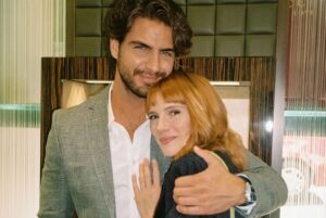Maxi Iglesias Instagram - Ya disponible en vuestras camas..
Digo, en vuestras pantallas..

Valeria 3a temporada en @netflix

Hay mucho Víctor ahí fuera..más guapos, menos guapos, más seguros o menos...con o sin traje y alrededor de los 30..
Este, el de @betacoqueta es arquitecto. Una versión muy concreta, que tratando de generalizar y al mismo tiempo no, por acotación de la constructora, delineada en guion con propósitos de vivienda pública, funcional e inaccesible..que no por eso tiene que encajar para la mayoria de la sociedad..
Cual "galán" convencional, aspiraciones de chalet en barrio residencial y que por muy ensamblado que aparezca, dentro no se encuentra a si mismo ni en línea recta..las curvas le ayudan a tapar algo más que una fachada principal y una bóveda le nubla en vez de darle claridad [ mental]

Gracias por vuestro apoyo y cariño.
Victor, ( auqnue no lo sepa )(o no sepa decirlo) os quiere