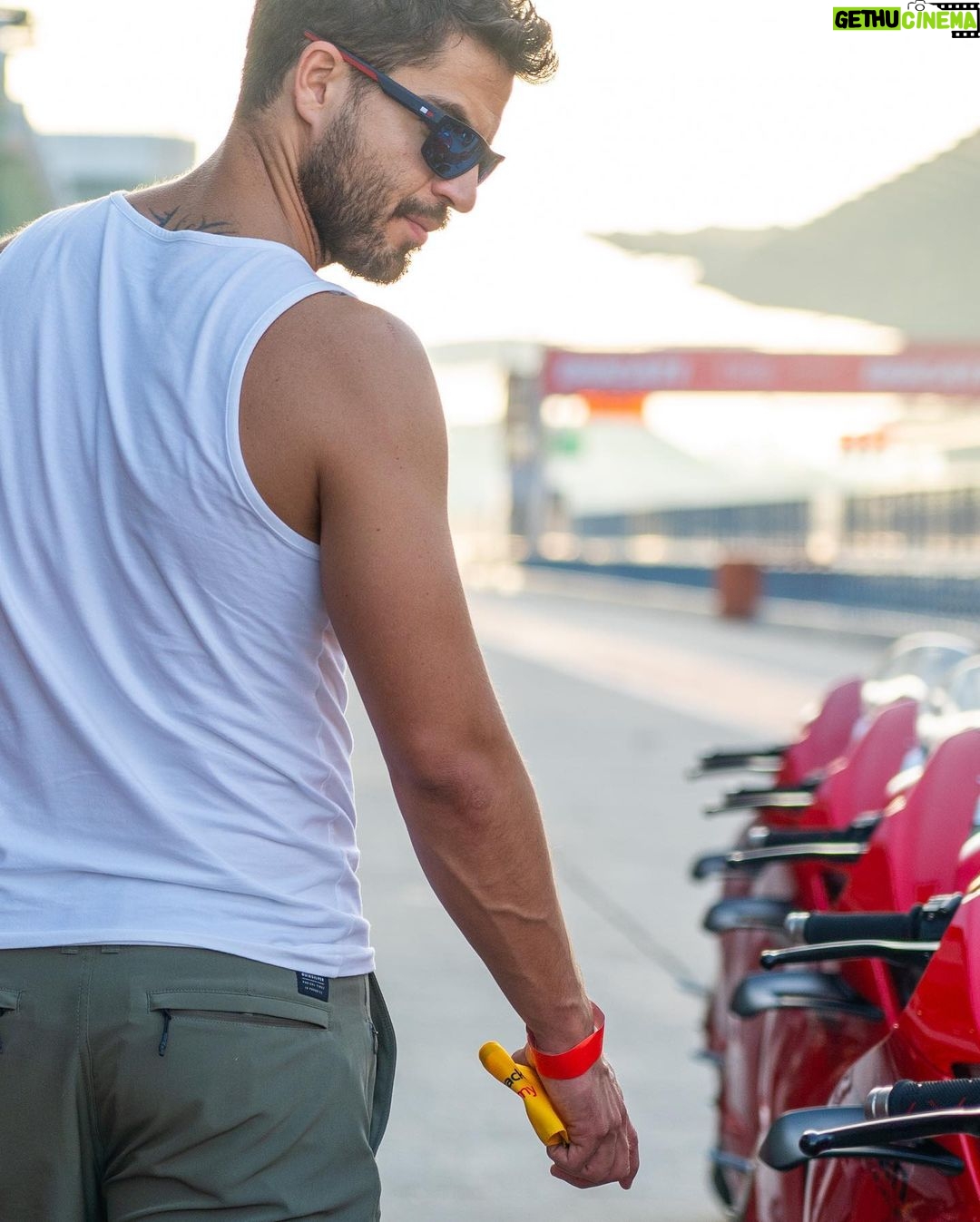Maxi Iglesias - 123.7K Likes - Rodar en uno de los mejores circuitos del mundo con 1103 cm3 /214 cv entre tus piernas ✅