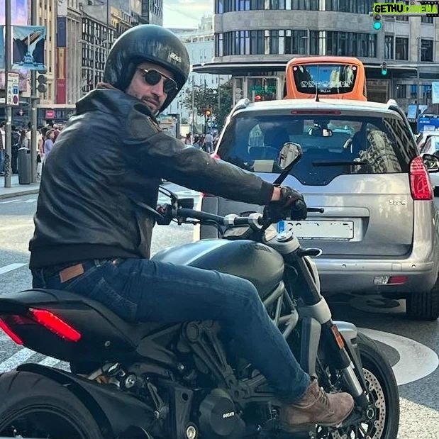 Maxi Iglesias Instagram - Vámonos que ya es viernes! De cuando salía el sol en Octubre, había que estrenar la la chaqueta de los compas, y no podía faltar la foto en la GV después de los aviones (con otro avión) En fin, que cualquier excusa es buena para un paseo 🏍