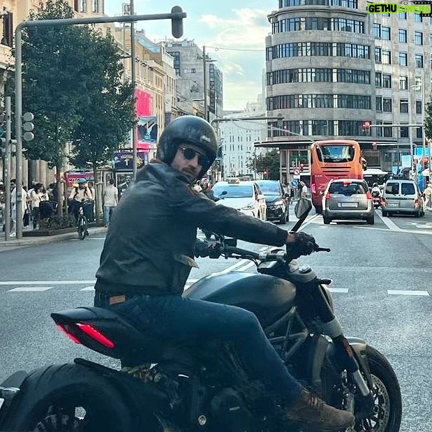 Maxi Iglesias Instagram - Vámonos que ya es viernes! De cuando salía el sol en Octubre, había que estrenar la la chaqueta de los compas, y no podía faltar la foto en la GV después de los aviones (con otro avión) En fin, que cualquier excusa es buena para un paseo 🏍