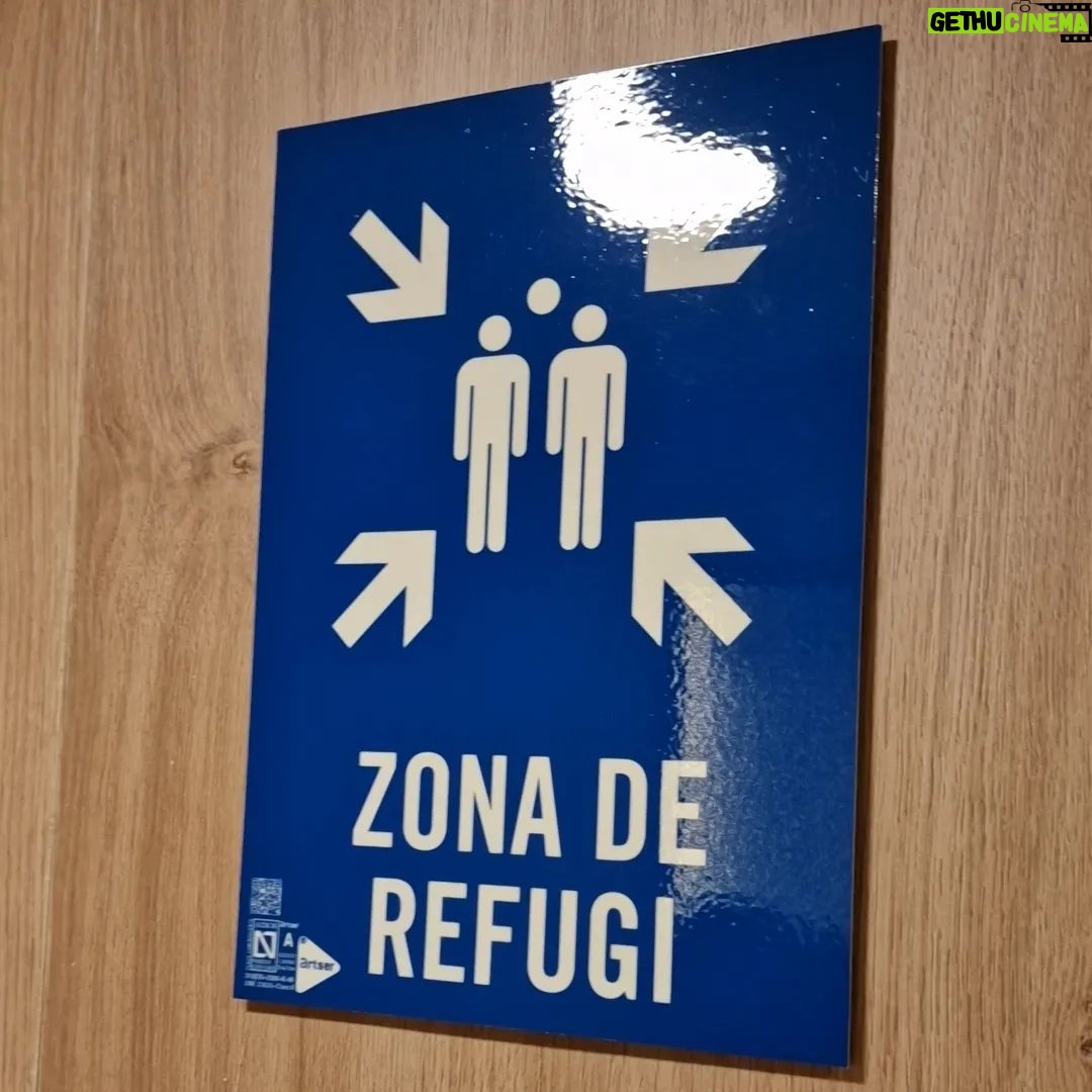 Maxi Iglesias Instagram - De estos días por Bcn.. De lluvias Nos fuimos de evento y hablamos de Valeria De detalles Nos fuimos de concierto a ver a la Lola De refugi Y he visto de las películas más surrealistas (o no) en lo que va de año y lo que quede.. ME Barcelona