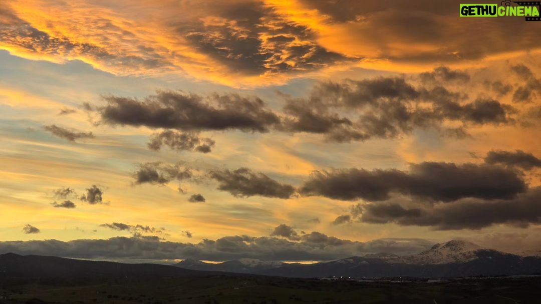 Maxi Iglesias Instagram - Hoy salí de grabar y me encontré el cielo así..