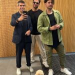 Maxi Iglesias Instagram - What a Pont Soles que se esconden pra dar claridad 4 haciendo equipo, la que más cabeza ella La sonrisa de la Venus tq Camisetas que hablan solas ♥️ Más claritat Taksi conversations No podía faltar Cuando ves un 🦄 por primera vez Nads como la música en directo Y molt mes, pero solo caben diess