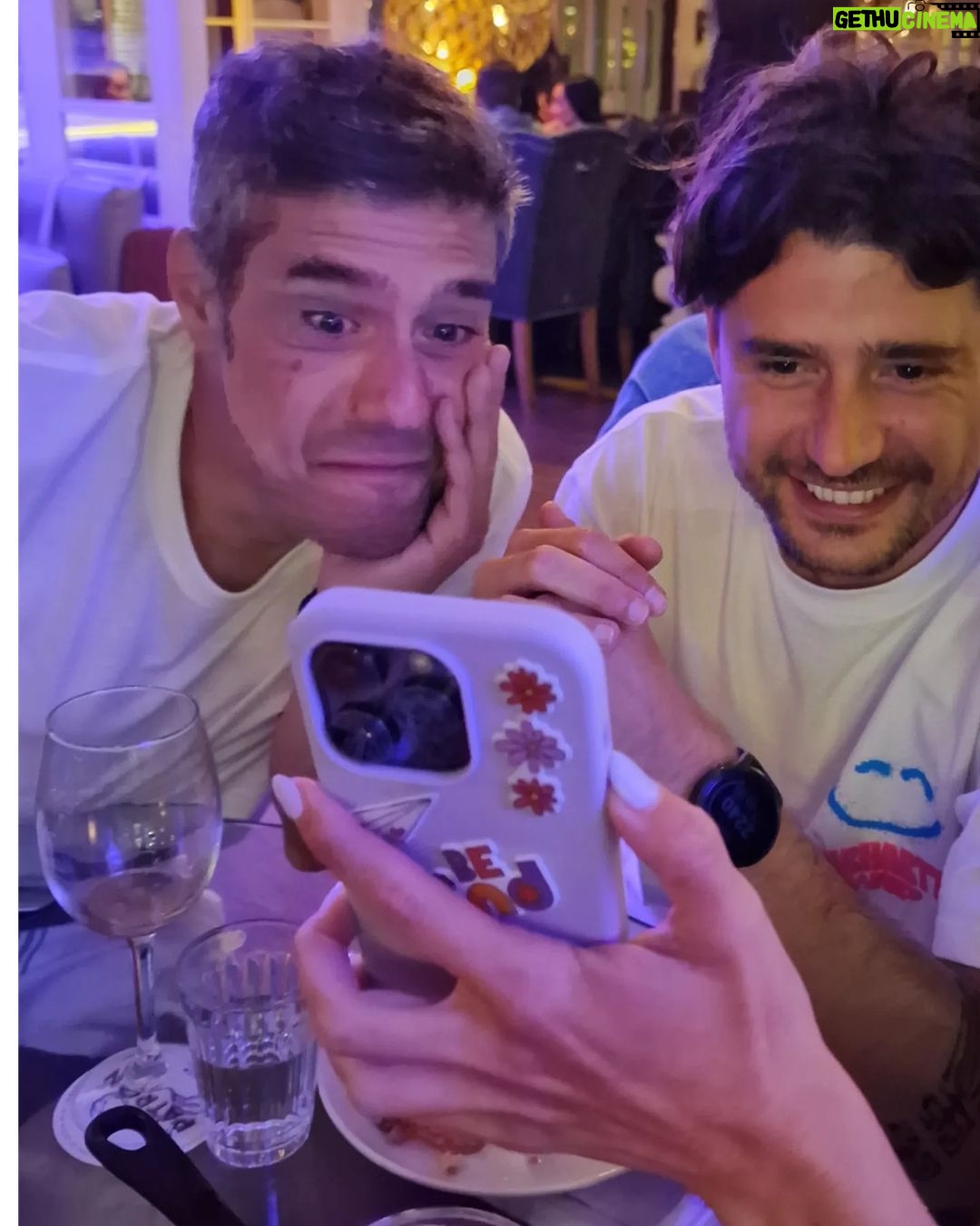 Maxi Iglesias Instagram - What a Pont Soles que se esconden pra dar claridad 4 haciendo equipo, la que más cabeza ella La sonrisa de la Venus tq Camisetas que hablan solas ♥️ Más claritat Taksi conversations No podía faltar Cuando ves un 🦄 por primera vez Nads como la música en directo Y molt mes, pero solo caben diess