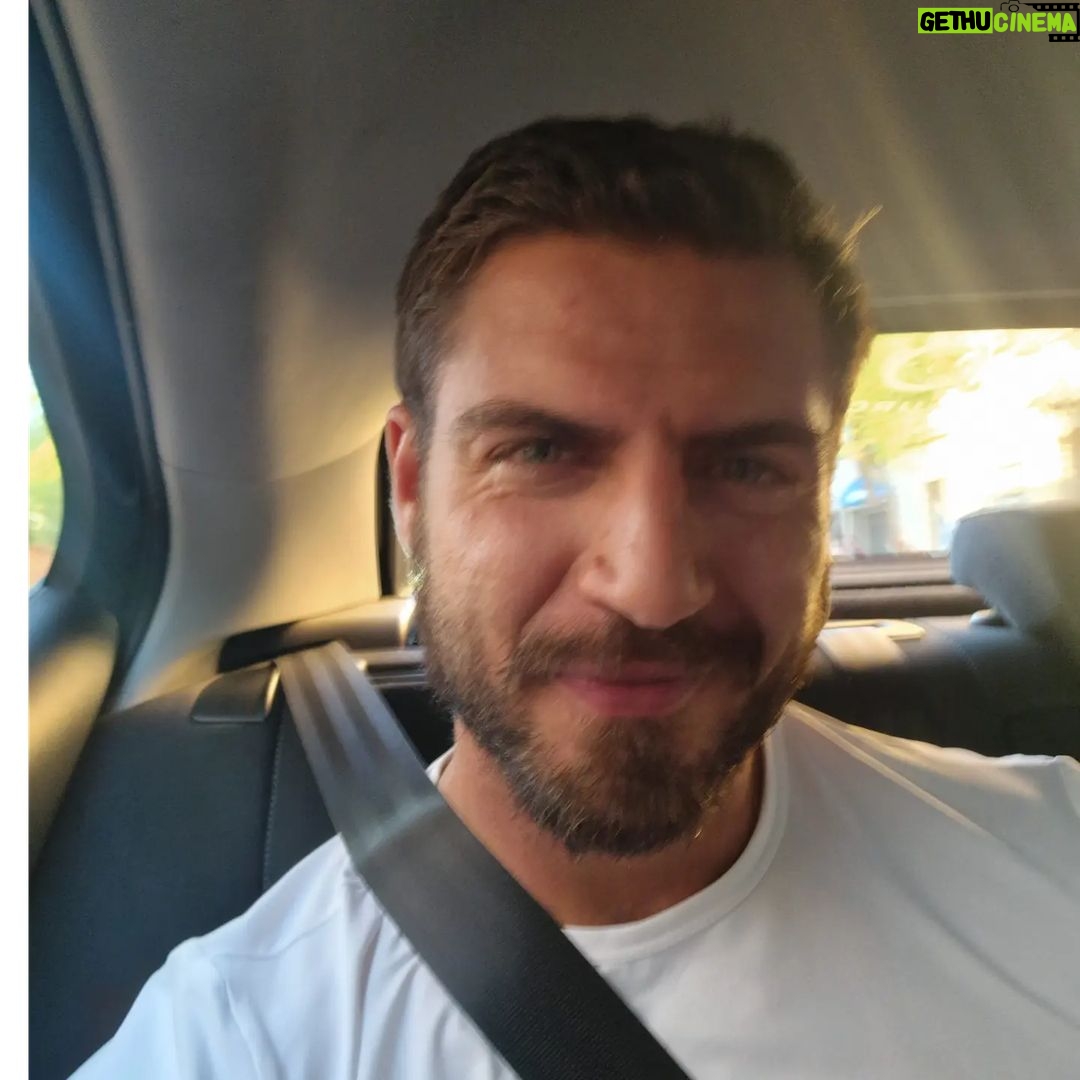 Maxi Iglesias Instagram - Del día de ayer ; En el que tras un largo paseo, un marido orgulloso me enseñó el video de su boda en Bangladesh.. Que de las personas más importantes para mí, me dijo que estaba embarazada y se me quedo esa cara toda la tarde.. Y en el que vi la película que más me " movió " en lo que va de año y lo que le queda por terminar .. Las cosas que pasan