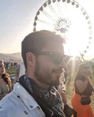 Maxi Iglesias Instagram - Coachella será muy "cool" pero yo, prefiero MadCool

#Peineta rociera en la cabeza
#Pañuleito muy del desert forajido se busca
#Camisita estampados detalles indie