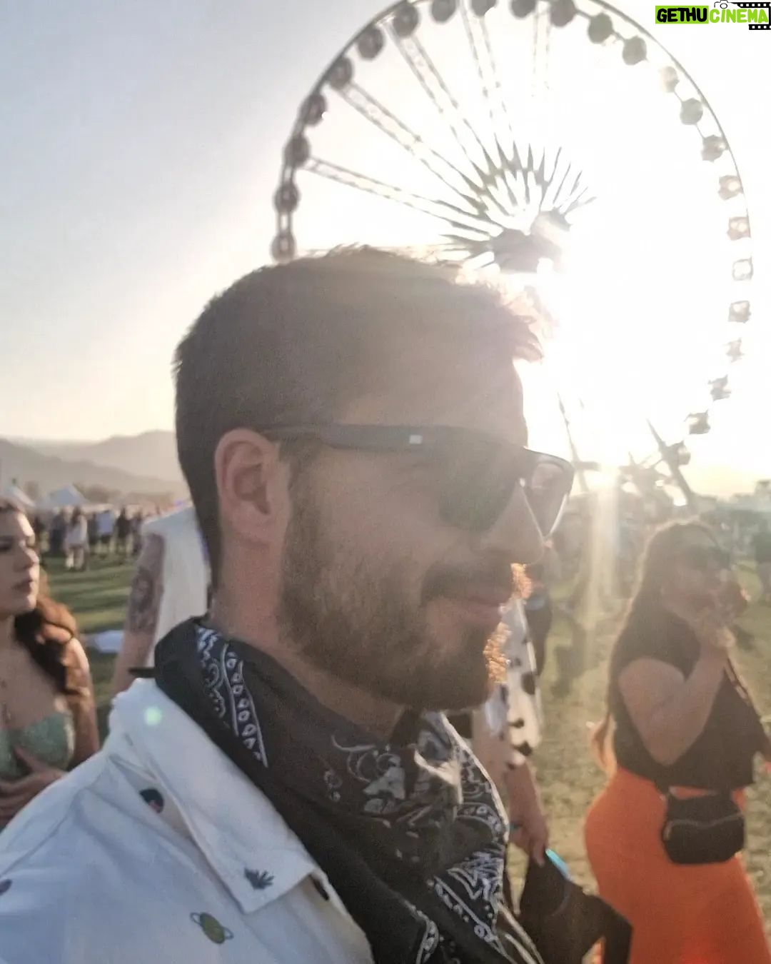Maxi Iglesias - 129.2K Likes - Coachella será muy "cool" pero yo, prefiero MadCool
#Peineta rociera en la cabeza
#Pañuleito muy del desert forajido se busca
#Camisita estampados detalles indie