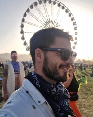 Maxi Iglesias Instagram - Coachella será muy "cool" pero yo, prefiero MadCool

#Peineta rociera en la cabeza
#Pañuleito muy del desert forajido se busca
#Camisita estampados detalles indie