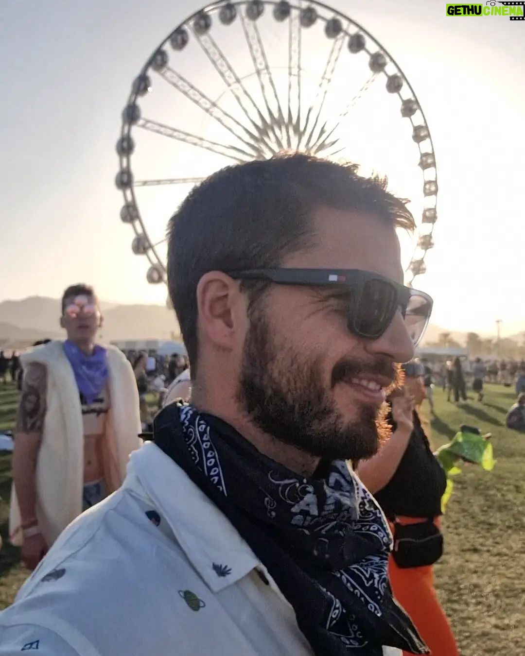 Maxi Iglesias - 129.2K Likes - Coachella será muy "cool" pero yo, prefiero MadCool
#Peineta rociera en la cabeza
#Pañuleito muy del desert forajido se busca
#Camisita estampados detalles indie