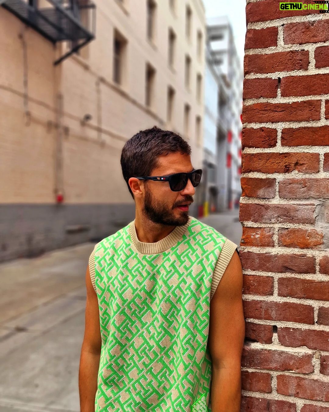 Maxi Iglesias - 96.9K Likes - Últimos rayos de sol por aquí ..
@tommyhilfiger #EyeLoveTommy