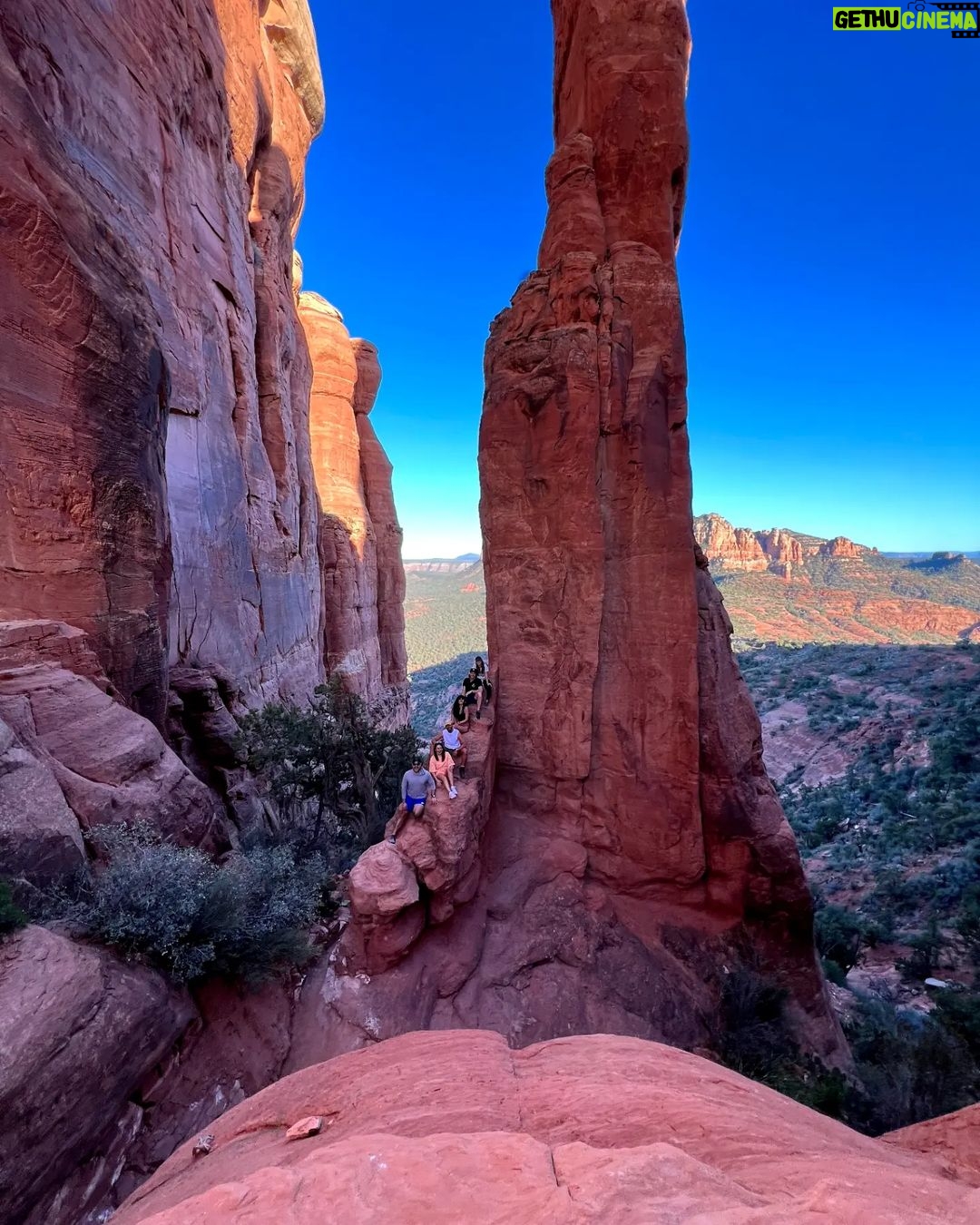 Maxi Iglesias Instagram - Estos días de Pascua aprendí lo que es el "Vortex" Those days in Sedona, I've been thinking and knowing more about energys, rocks,shooting stars and "animal" rocks.."bannaada" "serefe" and other good stuff surrounded by good people..👌🏽 This is a place that inspires, recharges, uplifts, soothes, restores and so much more..I've been said, that for many, the very act of being here provokes a spiritual awakening.. " No one leaves Sedona unchanged" and that it's true. 💚 Thanks Brandon for the plan 💥 Sedona, Arizona