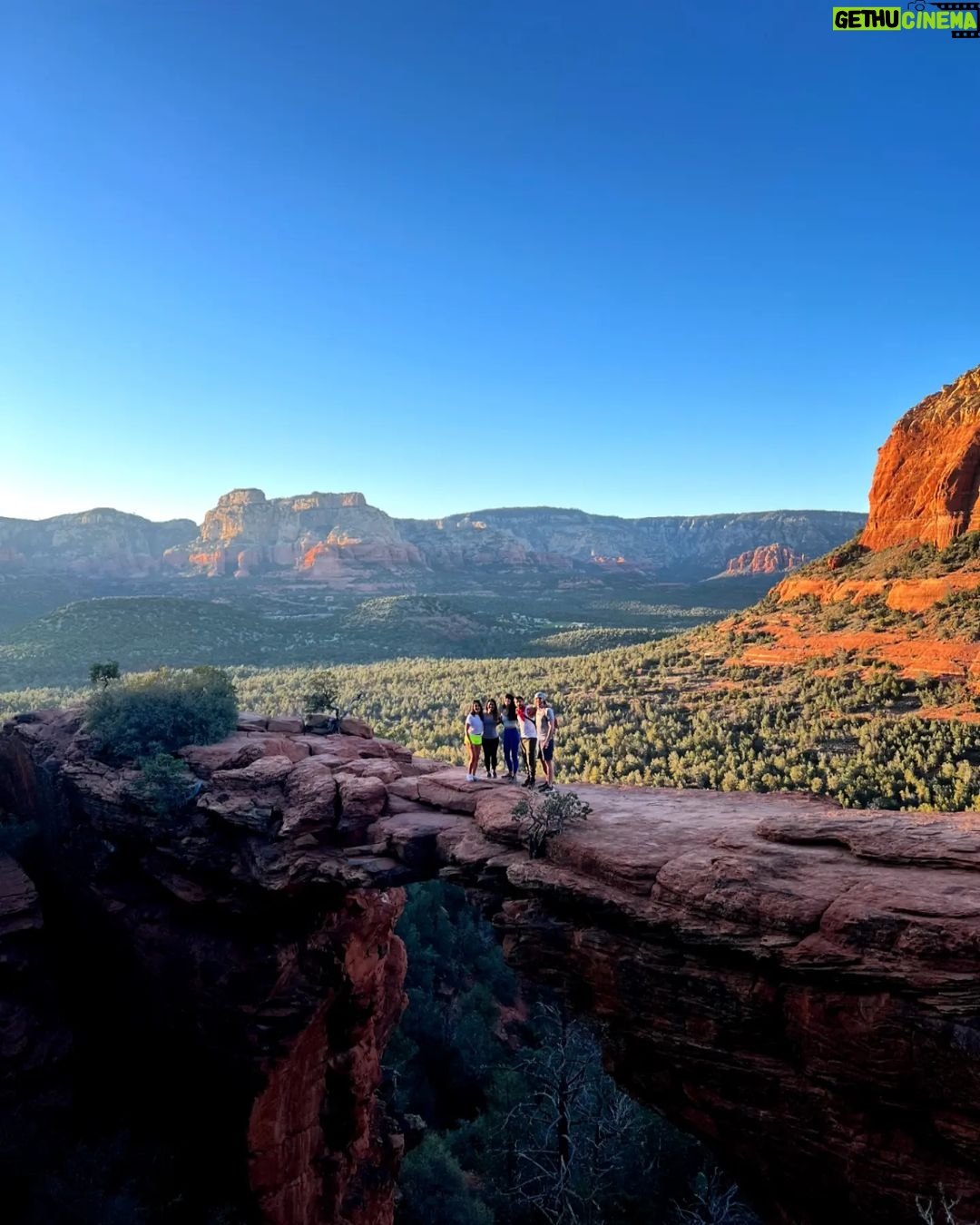 Maxi Iglesias Instagram - Estos días de Pascua aprendí lo que es el "Vortex" Those days in Sedona, I've been thinking and knowing more about energys, rocks,shooting stars and "animal" rocks.."bannaada" "serefe" and other good stuff surrounded by good people..👌🏽 This is a place that inspires, recharges, uplifts, soothes, restores and so much more..I've been said, that for many, the very act of being here provokes a spiritual awakening.. " No one leaves Sedona unchanged" and that it's true. 💚 Thanks Brandon for the plan 💥 Sedona, Arizona