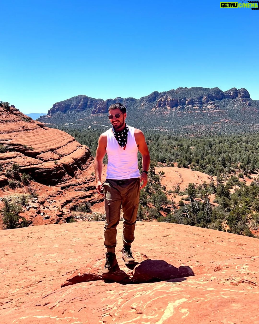 Maxi Iglesias Instagram - Estos días de Pascua aprendí lo que es el "Vortex" Those days in Sedona, I've been thinking and knowing more about energys, rocks,shooting stars and "animal" rocks.."bannaada" "serefe" and other good stuff surrounded by good people..👌🏽 This is a place that inspires, recharges, uplifts, soothes, restores and so much more..I've been said, that for many, the very act of being here provokes a spiritual awakening.. " No one leaves Sedona unchanged" and that it's true. 💚 Thanks Brandon for the plan 💥 Sedona, Arizona