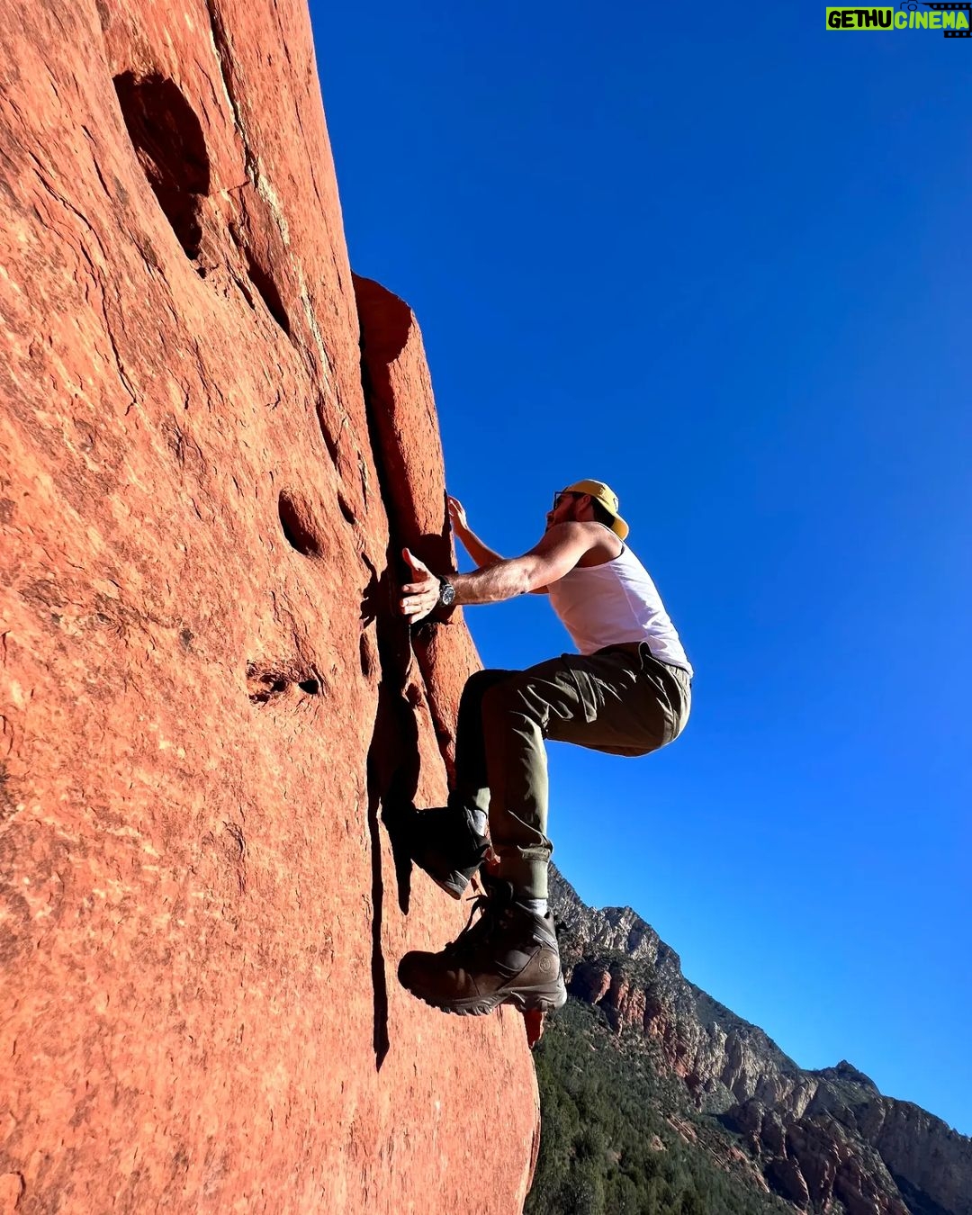 Maxi Iglesias Instagram - Estos días de Pascua aprendí lo que es el "Vortex" Those days in Sedona, I've been thinking and knowing more about energys, rocks,shooting stars and "animal" rocks.."bannaada" "serefe" and other good stuff surrounded by good people..👌🏽 This is a place that inspires, recharges, uplifts, soothes, restores and so much more..I've been said, that for many, the very act of being here provokes a spiritual awakening.. " No one leaves Sedona unchanged" and that it's true. 💚 Thanks Brandon for the plan 💥 Sedona, Arizona