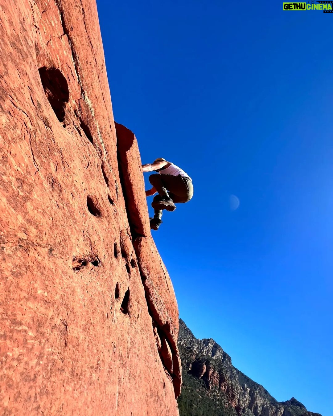 Maxi Iglesias Instagram - Estos días de Pascua aprendí lo que es el "Vortex" Those days in Sedona, I've been thinking and knowing more about energys, rocks,shooting stars and "animal" rocks.."bannaada" "serefe" and other good stuff surrounded by good people..👌🏽 This is a place that inspires, recharges, uplifts, soothes, restores and so much more..I've been said, that for many, the very act of being here provokes a spiritual awakening.. " No one leaves Sedona unchanged" and that it's true. 💚 Thanks Brandon for the plan 💥 Sedona, Arizona