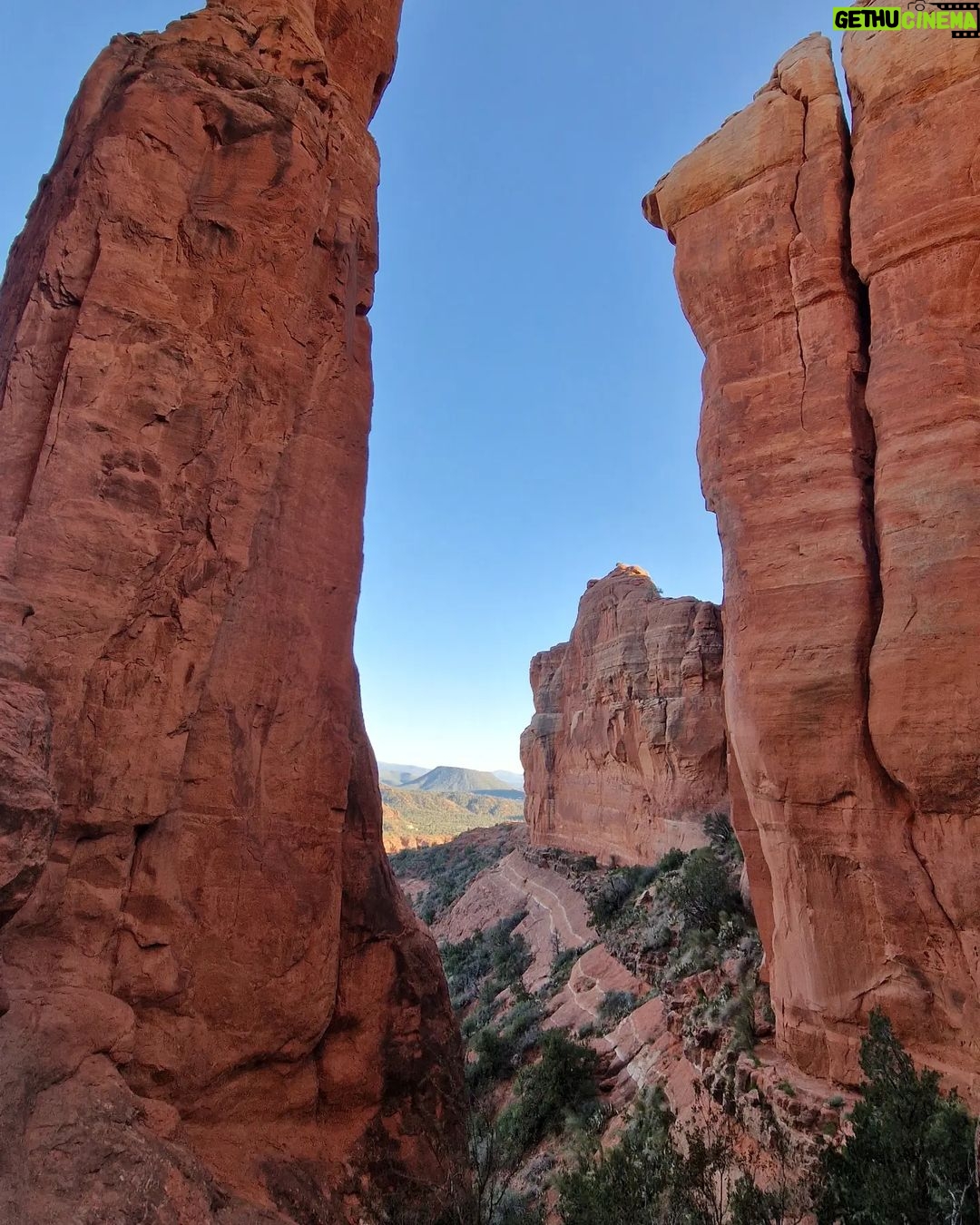 Maxi Iglesias Instagram - Estos días de Pascua aprendí lo que es el "Vortex" Those days in Sedona, I've been thinking and knowing more about energys, rocks,shooting stars and "animal" rocks.."bannaada" "serefe" and other good stuff surrounded by good people..👌🏽 This is a place that inspires, recharges, uplifts, soothes, restores and so much more..I've been said, that for many, the very act of being here provokes a spiritual awakening.. " No one leaves Sedona unchanged" and that it's true. 💚 Thanks Brandon for the plan 💥 Sedona, Arizona